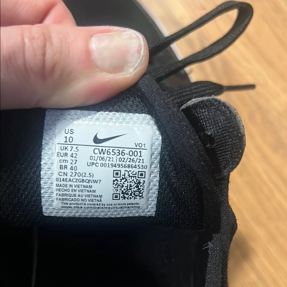 Womanss Black and White Sneakers